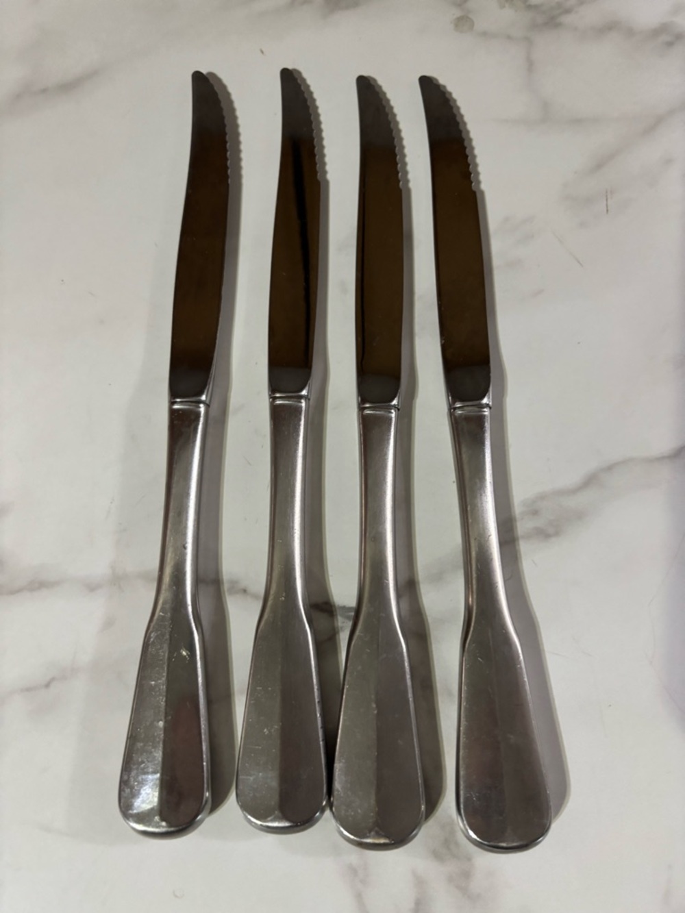 Oneida DistinctionDeluxe colonial Artisty Stainless  Serrated Dinner Knives -